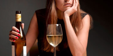 Estudio revela que beber alcohol puede causarte más de 60 enfermedades