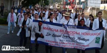 Gremio médico marcha en exigencia de justicia tras asesinato del Dr. Otniel Montoya