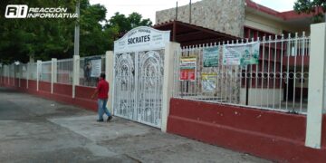Exigen padres de familia reintegración de maestros de inglés en escuela Sócrates de Culiacán