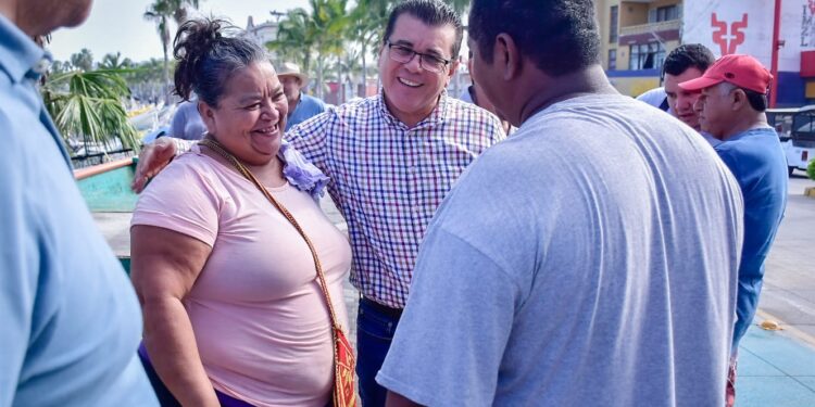 Llegan apoyos a cooperativas de pescadores mazatlecos para mitigar la crisis en el sector