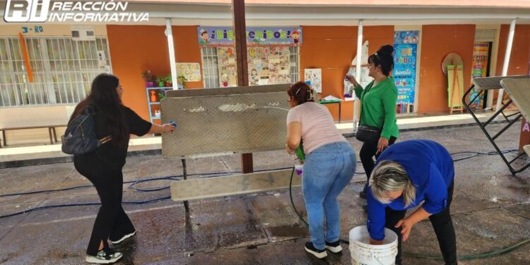Realizan labores de limpieza en planteles educativos de Culiacán tras el paso de “Norma”