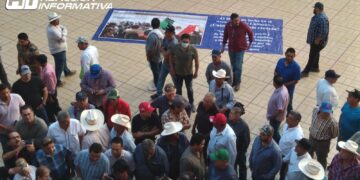 Pequeños productores exigen el pago de sus cosechas y se manifiestan en el Palacio de Gobierno