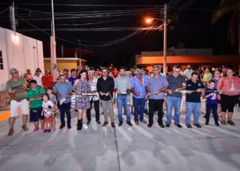 Cumplen sus sueños, habitantes de la calle Batalla de los Tierra Blanca en la Francisco Villa, estrenan calle pavimentada y luminarias