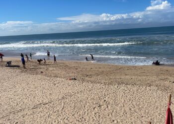 Desciende oleaje en playas de Mazatlán, se restablecen las actividades