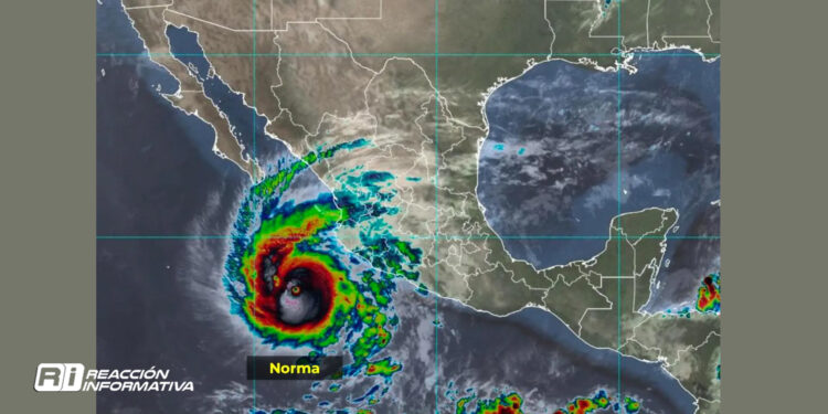 Gobierno de México prevé doble golpe del huracán Norma