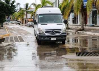 Llama Tránsito Municipal a conductores a tener precaución al circular en vialidades mojadas