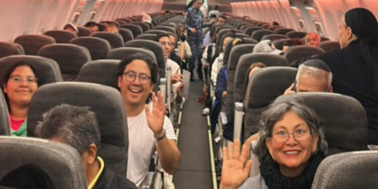Parte el primer avión de la Sedena con 135 mexicanos rescatados de Israel
