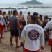 Elementos de la Policía Acuática ponen a salvo a tres turistas originarios de Jalisco, el fuerte oleaje los jalaba mar adentro