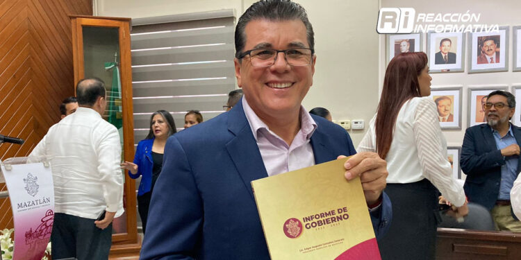 “No somos perfectos, pero hemos avanzado considerablemente” : Edgar González durante la entrega del libro de su primer informe en la Sesión de Cabildo Municipal