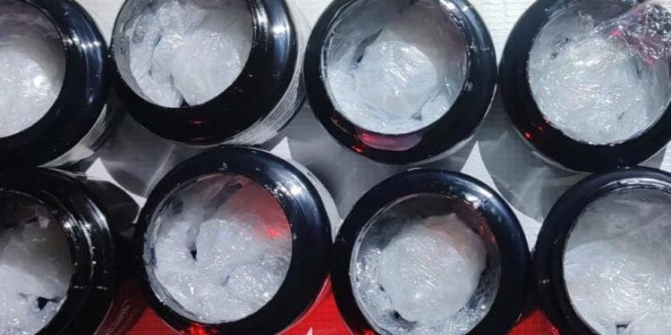 Hallan metanfetamina oculta en botes de gel y juguete didáctico en empresa de paquetería en Culiacán