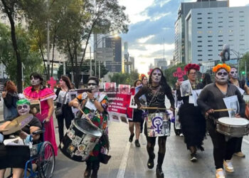 Realizan Marcha de las Catrinas en CDMX por víctimas de feminicidio
