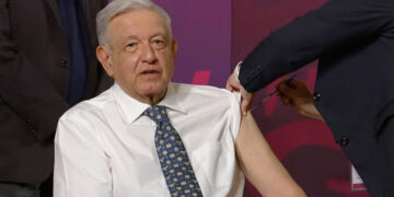 AMLO pone el ejemplo y se vacuna contra la Covid-19 y la influenza