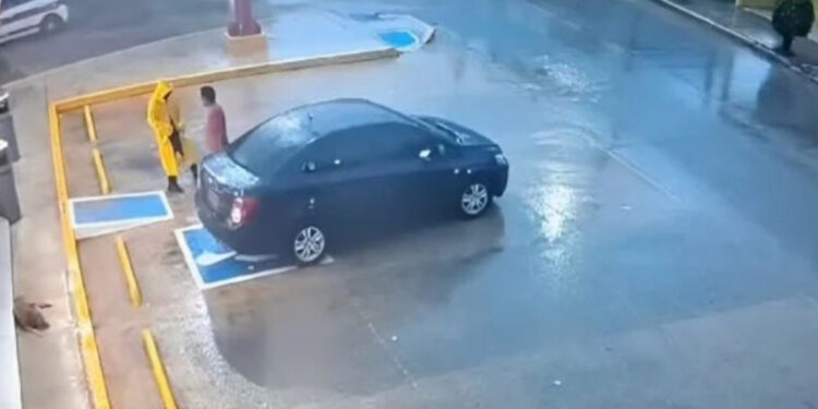 Asesinan a maestro durante asalto a tienda de conveniencia