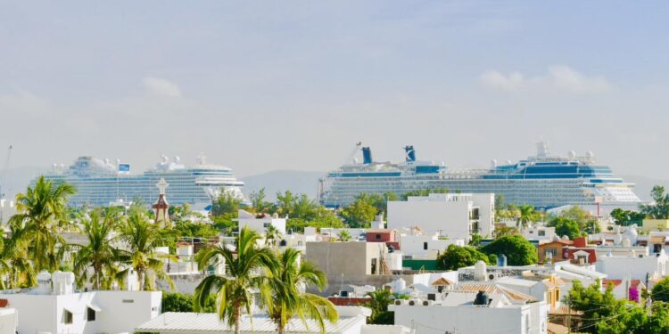 Arriban a Mazatlán dos cruceros más con más de 6 mil visitantes