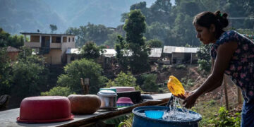 Las mujeres aportan tres veces más valor económico que los hombres por el trabajo no remunerado