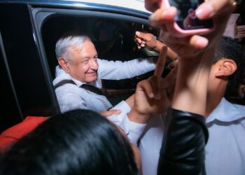 Con la banda sinaloense recibe Rocha Moya al Presidente López Obrador