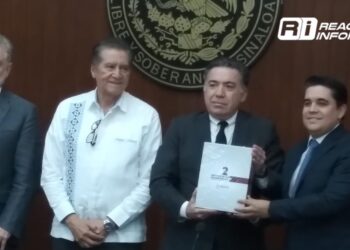 Inzunza Cázarez entrega ante el Congreso del Estado el segundo informe de gobierno de Rocha Moya