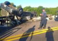 Vuelca tráiler en Mazatlán-Tepic; el chofer quedó prensado