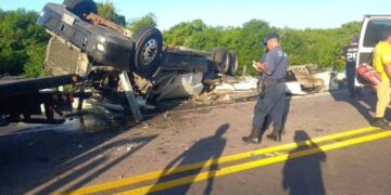 Vuelca tráiler en Mazatlán-Tepic; el chofer quedó prensado