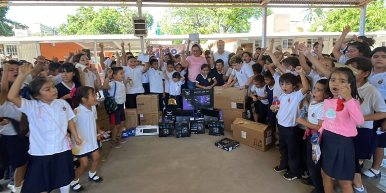 Memo Romero entrega equipo de cómputo a la primaria Juan Carrasco