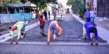 Edgar González supervisa obras de pavimentación de la colonia Klein, destacó que se busca levantar este asentamiento que por años había sido olvidado