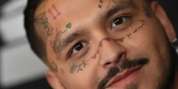 ¡Ya casi no se notan! Christian Nodal reaparece transformado tras BORRAR los tatuajes de su rostro