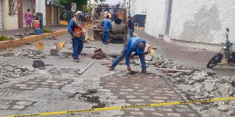 Repara Obras Públicas tramos con severos daños en la piedra pórfido en el centro histórico