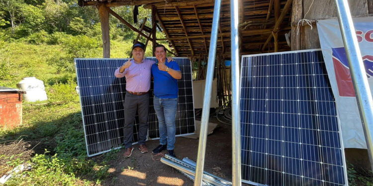 ¡Se hizo la luz! Memo Romero lleva paneles solares a Las Paredes