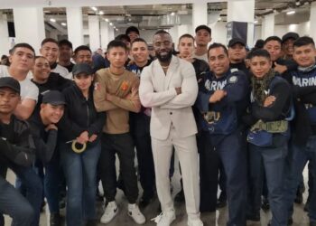 Randy Arozarena dona víveres para afectados por huracán Otis