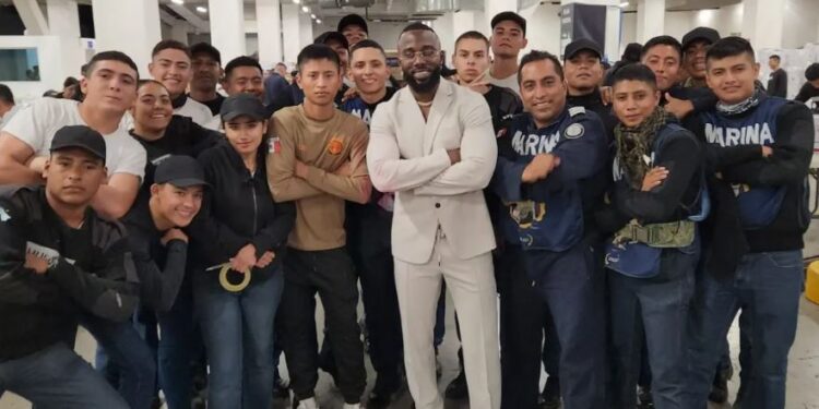 Randy Arozarena dona víveres para afectados por huracán Otis