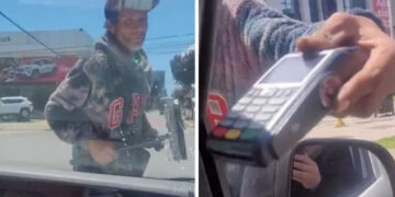 Limpiaparabrisas se vuelve viral tras sacar terminal y aceptar pago con tarjeta