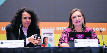 La precandidata presidencial Xóchitl Gálvez participó en un foro sobre mujeres en la FIL