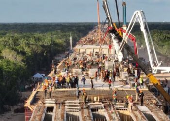 “¿A poco no son los mejores trabajadores del mundo?”, dice AMLO en su visita al Tren Maya