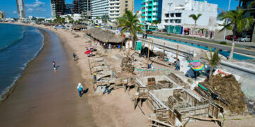 Regidores respaldan acciones del Gobierno de Mazatlán por suspensión y demolición de obra en la playa