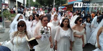 Reviven tradición: Recuerdan con performance a Lupita, “La Novia de Culiacán”