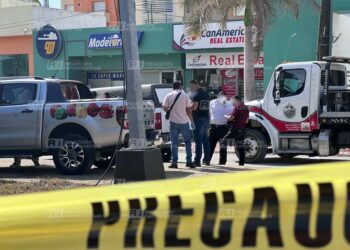 Ejecutan a balazos a un hombre en La Marina Mazatlán rumbo a Cerritos; la camioneta tenía al menos 7 impactos de bala.