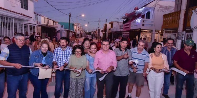 Edgar González inaugura la pavimentación de la calle Rincón del Nogal en el fraccionamiento del Bosque