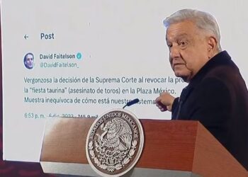 AMLO emite su opinión sobre las corridas de toros y exhibe mensaje de David Faitelson en contra