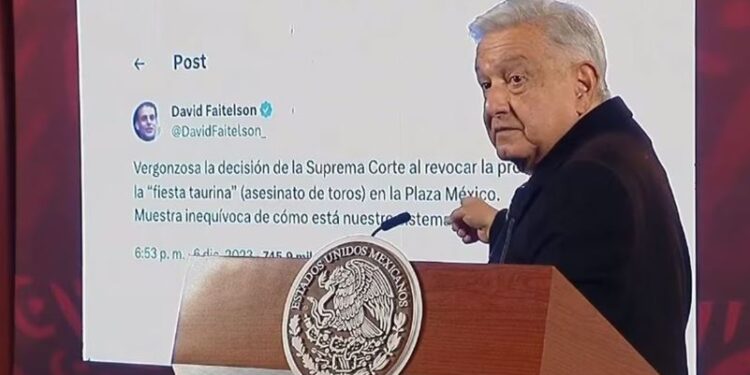 AMLO emite su opinión sobre las corridas de toros y exhibe mensaje de David Faitelson en contra
