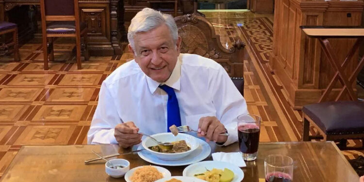 ¿Y la austeridad?, AMLO tiene chef privado que gana 62 mil pesos