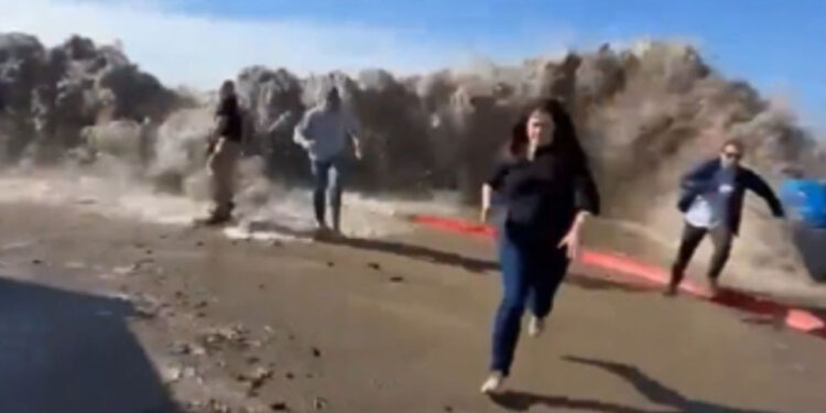 VIDEO: Una ola gigante impacta una playa en California y deja al menos 8 heridos