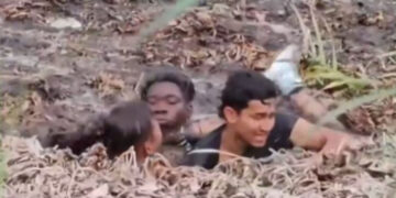 IMÁGENES FUERTES: migrantes viven momentos de pánico al querer cruzar a EU, padre muere ahogado frente a su hijo