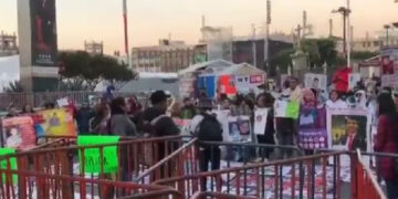 Madres buscadoras se manifiestan en Palacio Nacional por nueva estrategia de gobierno de AMLO para desaparecidos