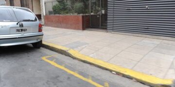 Advertencia para conductores: estacionar frente a cocheras puede resultar costoso