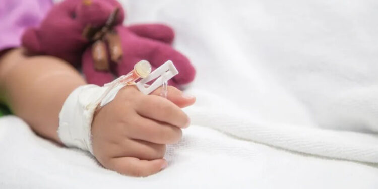 Niña de un año muere tras ser atropellada por su mamá; pisó el acelerador por accidente