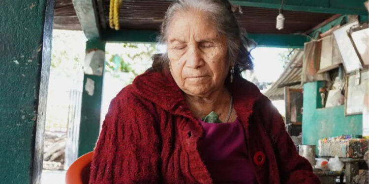 Artesana mexicana ciega causa sensación en Navidad con nacimientos miniatura