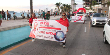 Mazatlán se une a la lucha contra el VIH/SIDA con simbólica marcha