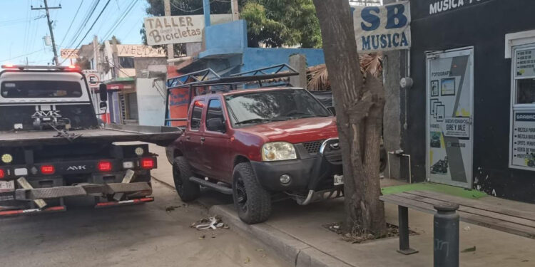 Tránsito Municipal atiende denuncia ciudadana y retira vehículos acaparando espacios en la colonia Francisco Villa