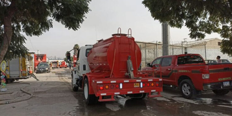 Incendio en la Clínica 20 del IMSS de Tijuana: evacúan a 455 personas