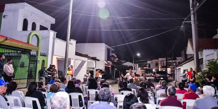 Renueva Gobierno de Mazatlán Alumbrado Público en el Fraccionamiento El Toreo